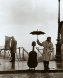 Músico bajo la lluvia Prints por Robert Doisneau
